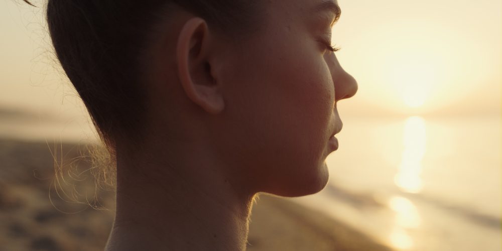 Zrelaksowana kobieta nad brzegiem morza