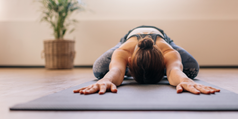 Kobieta ćwicząca jogę