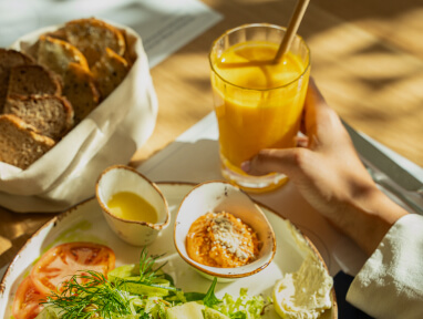 Kelnerka serwująca obiad w restauracji NAMI Sopot