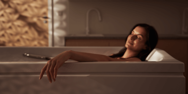 Zrelaksowana kobieta korzystająca z hydromasażu