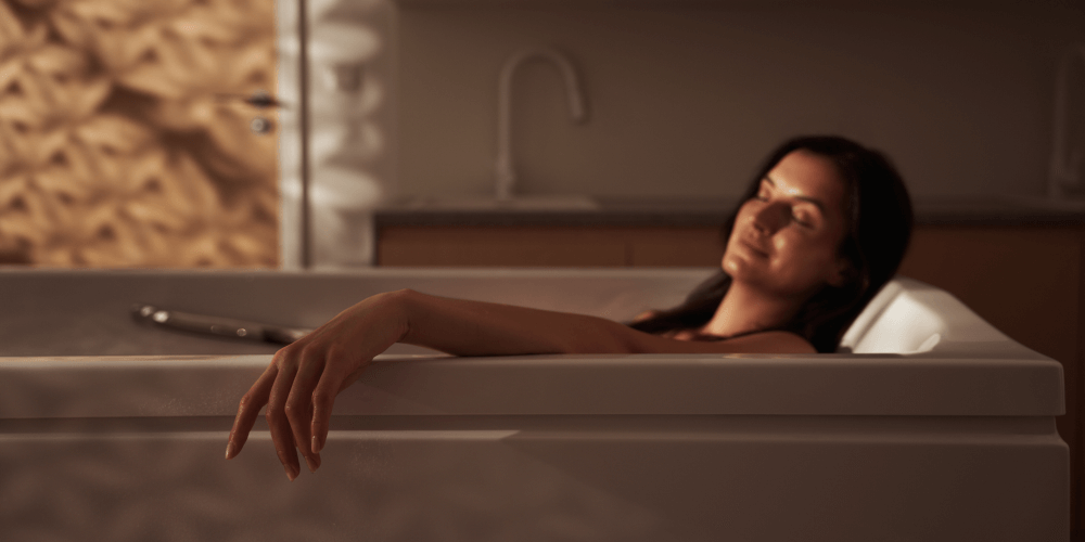 Zrelaksowana kobieta korzystająca z hydromasażu