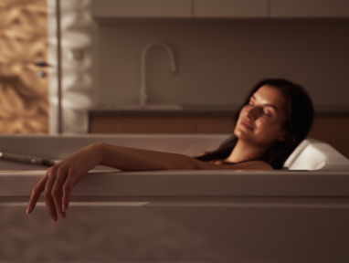 Zrelaksowana kobieta podczas zabiegu hydroterapii