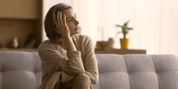 Kobieta silver myśląca o stosowaniu naturalnych suplementów na menopauzę