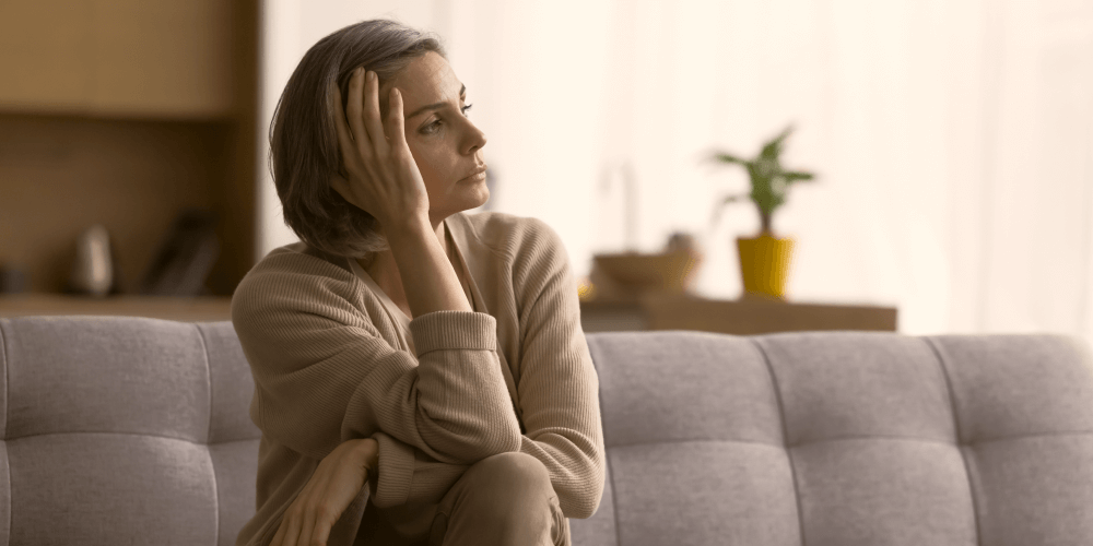 Kobieta silver myśląca o stosowaniu naturalnych suplementów na menopauzę