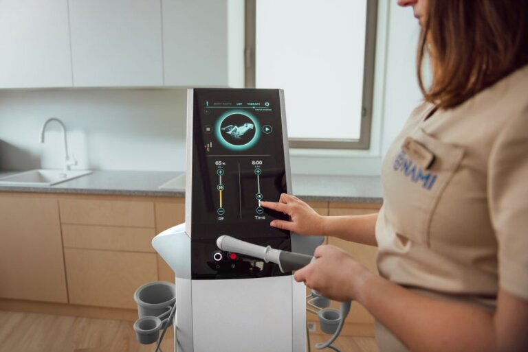 Kobieta trzymająca sprzęt medyczny