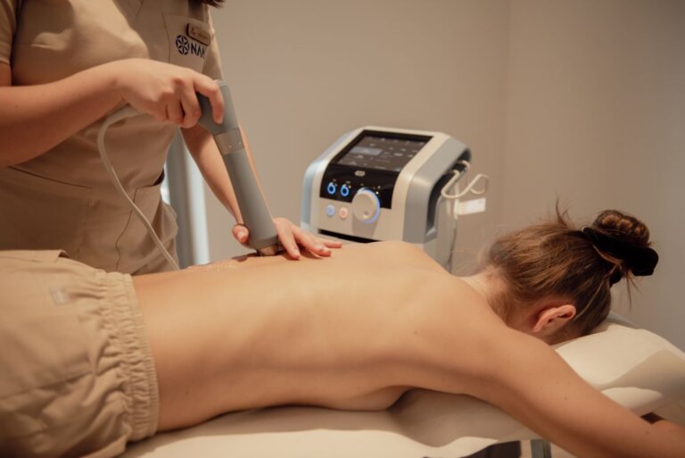 Kobieta podczas zabiegu ortopedycznego