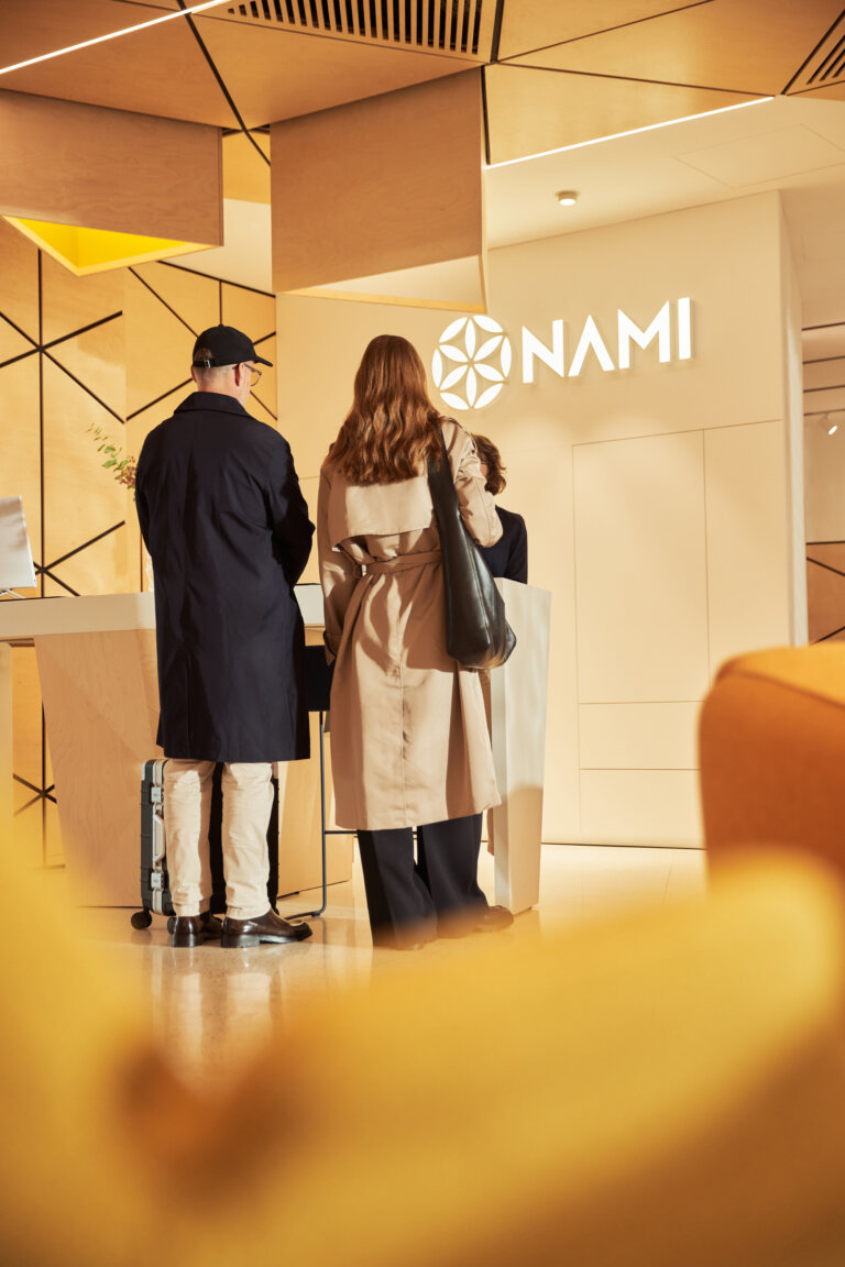 Para robiąca check in w NAMI