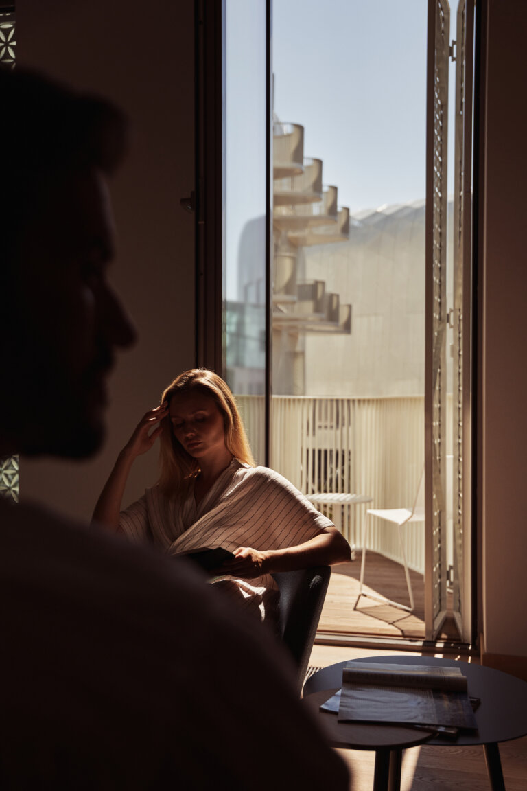 Para relaksująca się w pokoju podczas programu ortopedycznego