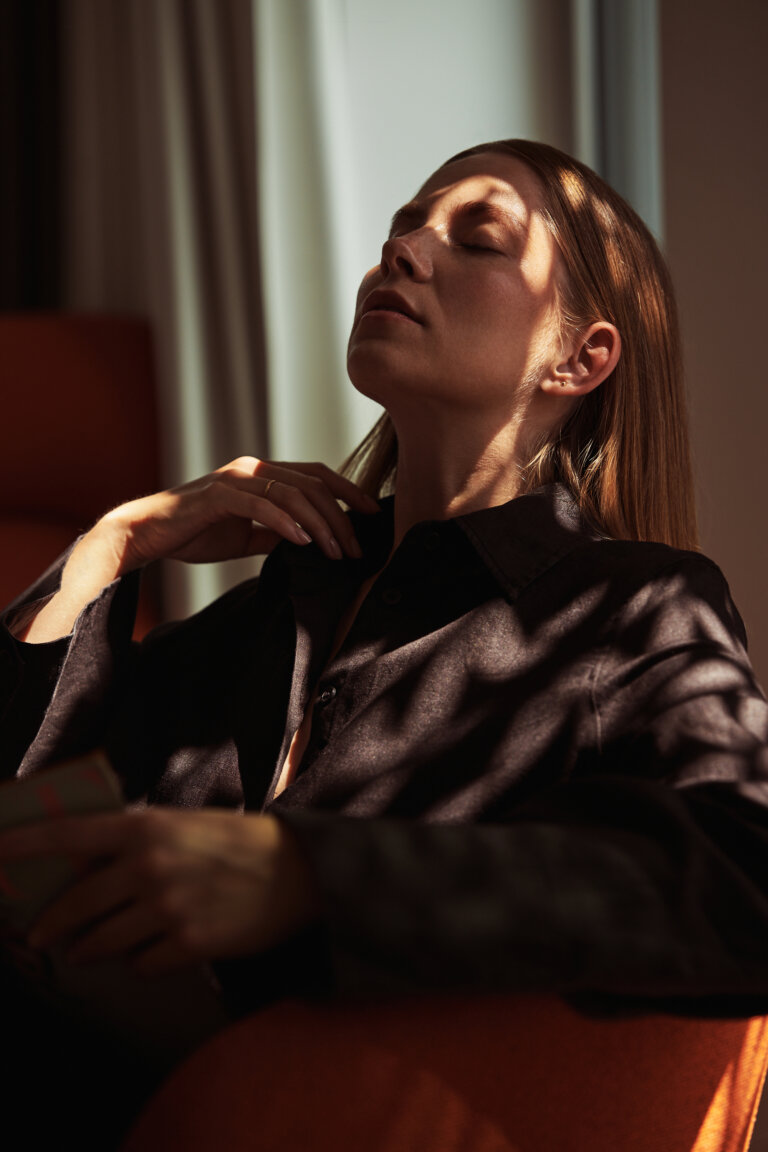 Zrelaksowana kobieta na fotelu w pokoju NAMI