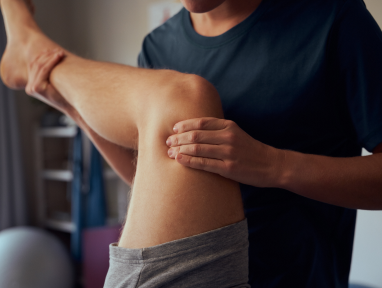 Fizjoterapeuta podczas zabiegu z pacjentką