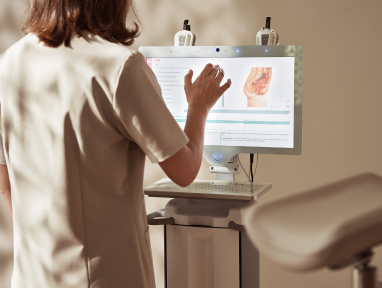 Fizjoterapeutka podczas analizy wyników badań uroginekologicznych