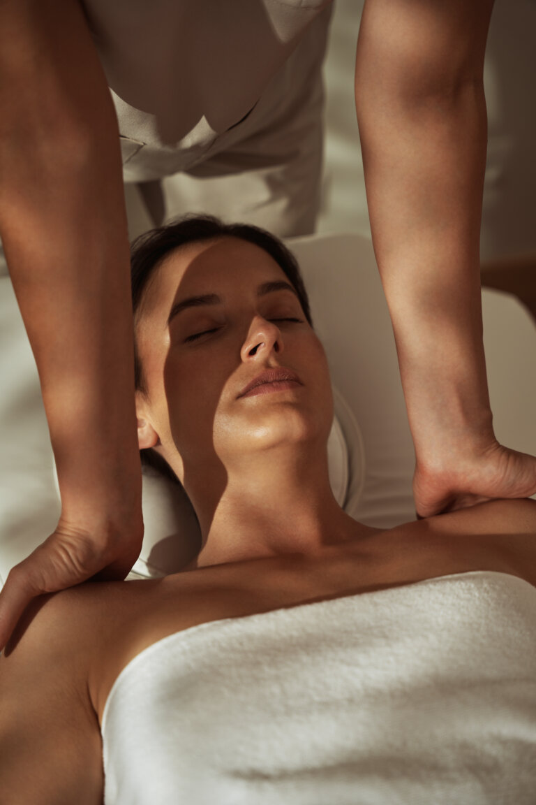 Zrelaksowana kobieta podczas masażu