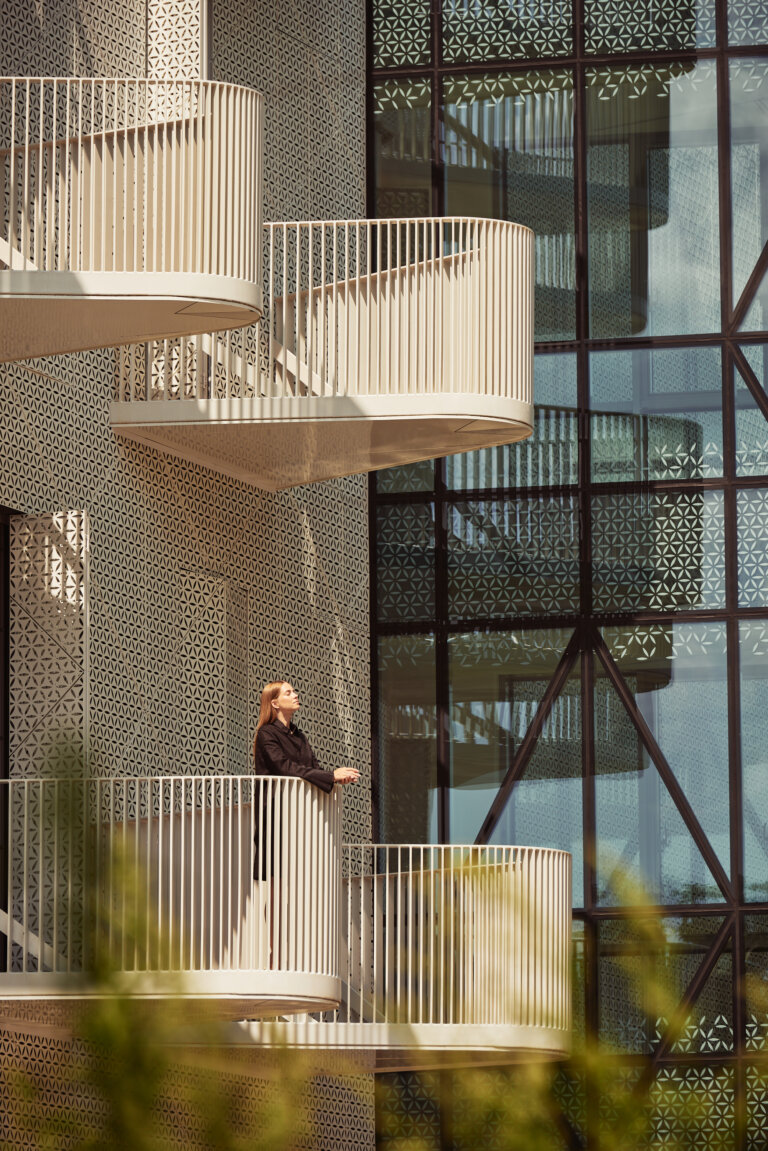 Kobieta na balkonie cieszy się słońcem