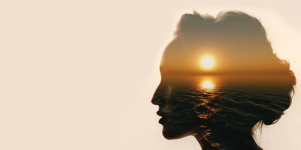 Kontur głowy kobiety z zachodzącym słońcem