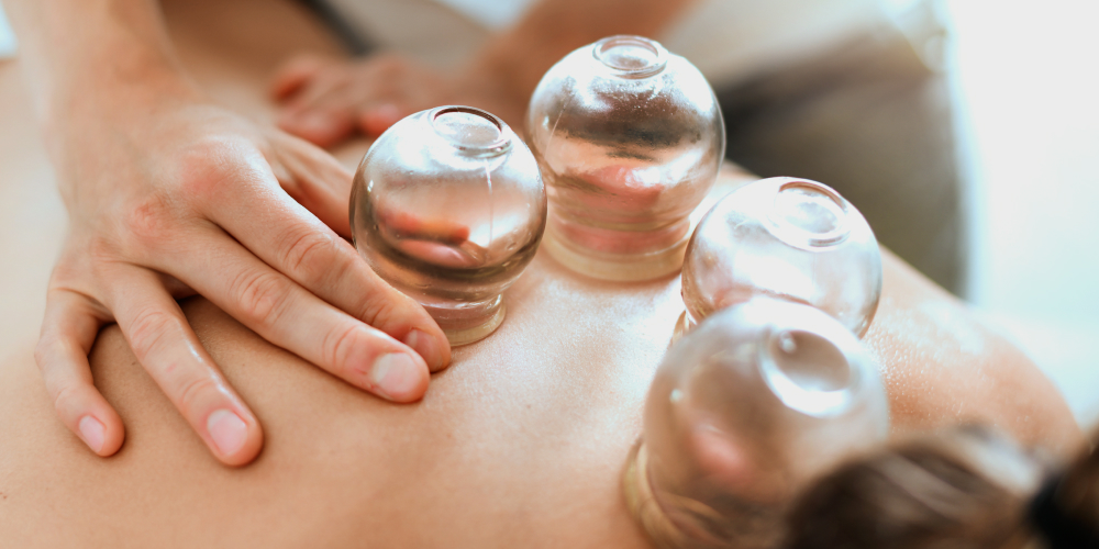 Zbliżenie na stawiane bańki