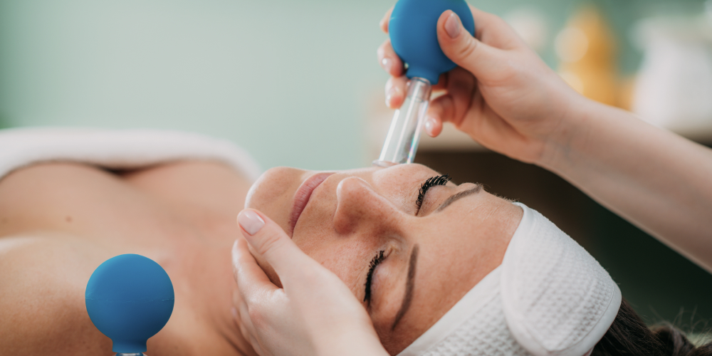 Pacjentka podczas terapii bańkami