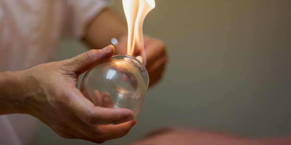 Lekarz stawia bańkę lekarską