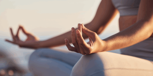 Medytująca kobieta próbująca zwalczyć przewlekły stres