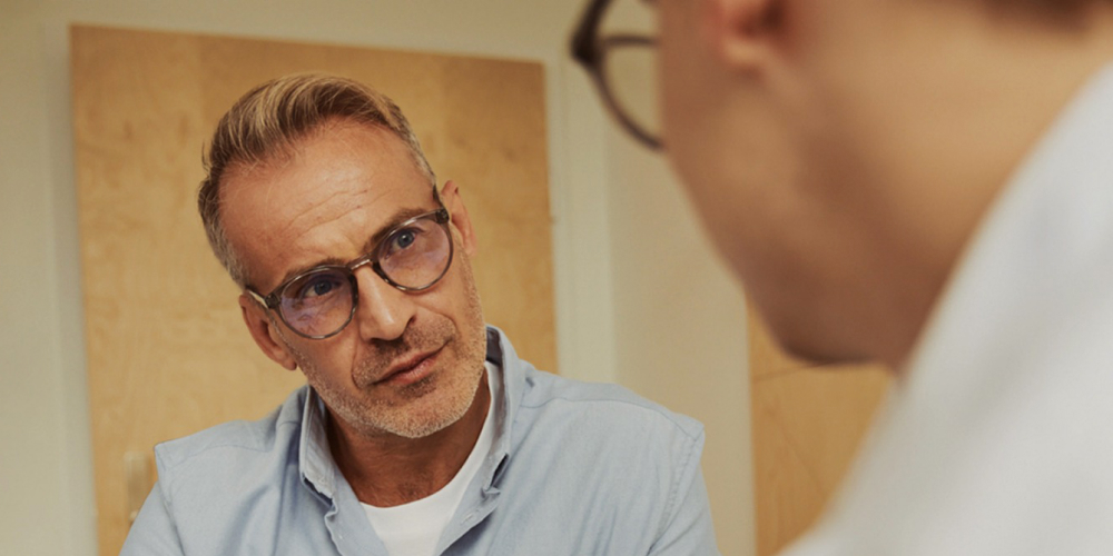 Pacjent konsultuje z lekarzem leczenie w komorze hiperbarycznej