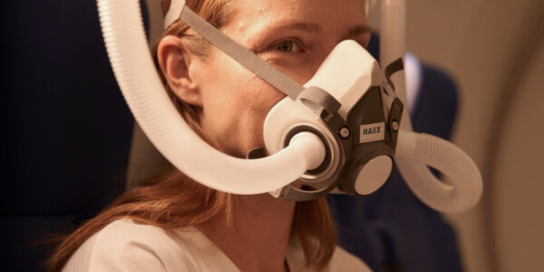 Zadowolona pacjentka w komorze hiperbarycznej