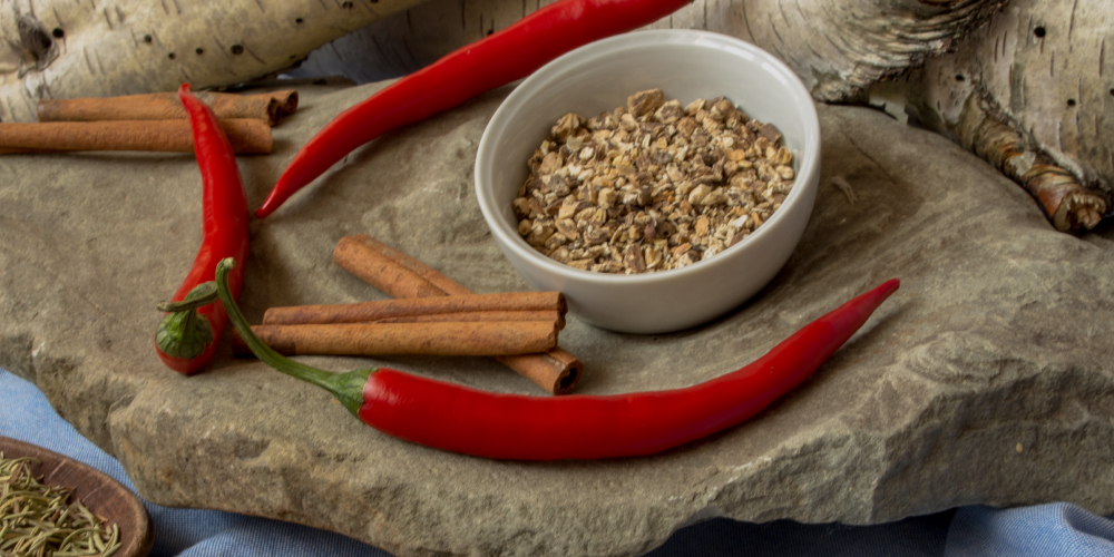 Naturalne afrodyzjaki – laska cynamonu, papryczki chili i zioła jako wsparcie dla libido i zdrowia seksualnego.