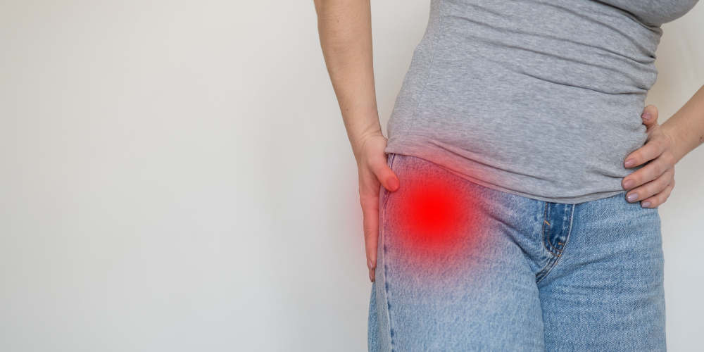 Kobieta zmagająca się z bólem przed alloplastyką stawu biodrowego