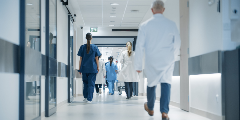 Korytarz szpitala, w którym wykonuje się alloplastykę stawu biodrowego