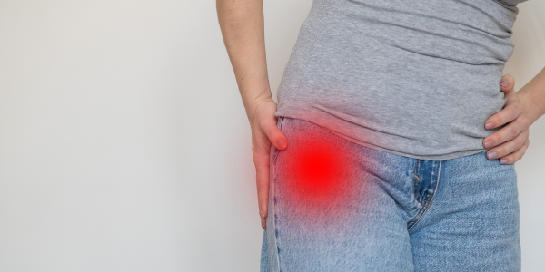 Pacjent odczuwający ból przed alloplastyką stawu biodrowego.