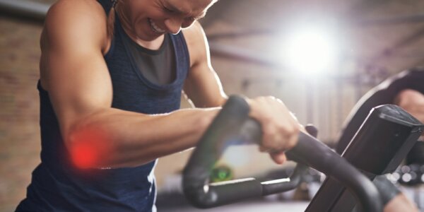 Objawy łokcia golfisty pojawiające się podczas ćwiczeń na siłowni.