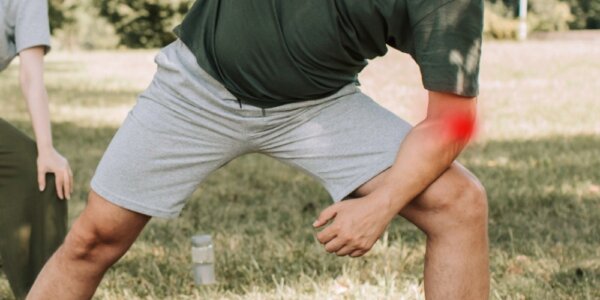 Sportowiec odczuwający objawy łokcia tenisisty.