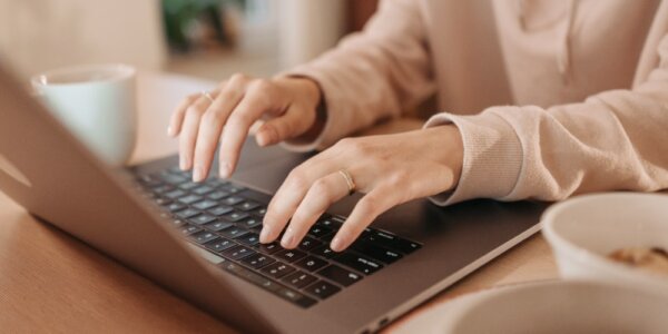 pracownik-biurowy-z-zespolem-ciesni-nadgarstka