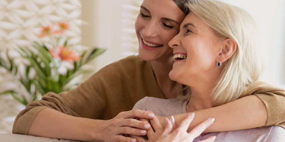 Kobieta spędzająca czas ze swoją mamą z okazji dnia matki w duchu longevity