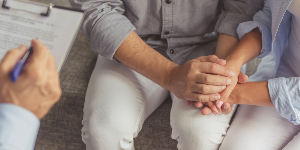 Para oczekująca wyników badań w okresie wielkanocnym