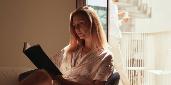 Kobieta w średnim wieku – objawy menopauzy i etapy przekwitania