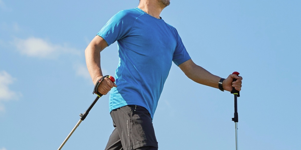 Pacjent uprawiający nordic walking w ramach rehabilitacji łokcia golfisty.