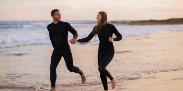 Kobieta i mężczyzna biegnący po plaży w ramach dbania o swoją długowieczność