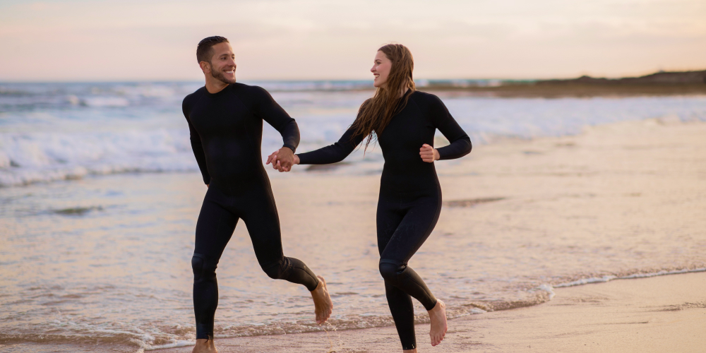 Kobieta i mężczyzna biegnący po plaży w ramach dbania o swoją długowieczność
